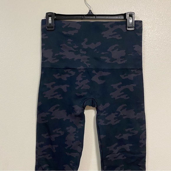 Spanx Leggings Women’s Size 1X Black Camo Look at Me Now Seamless Crop Leggings - Picture 6 of 14